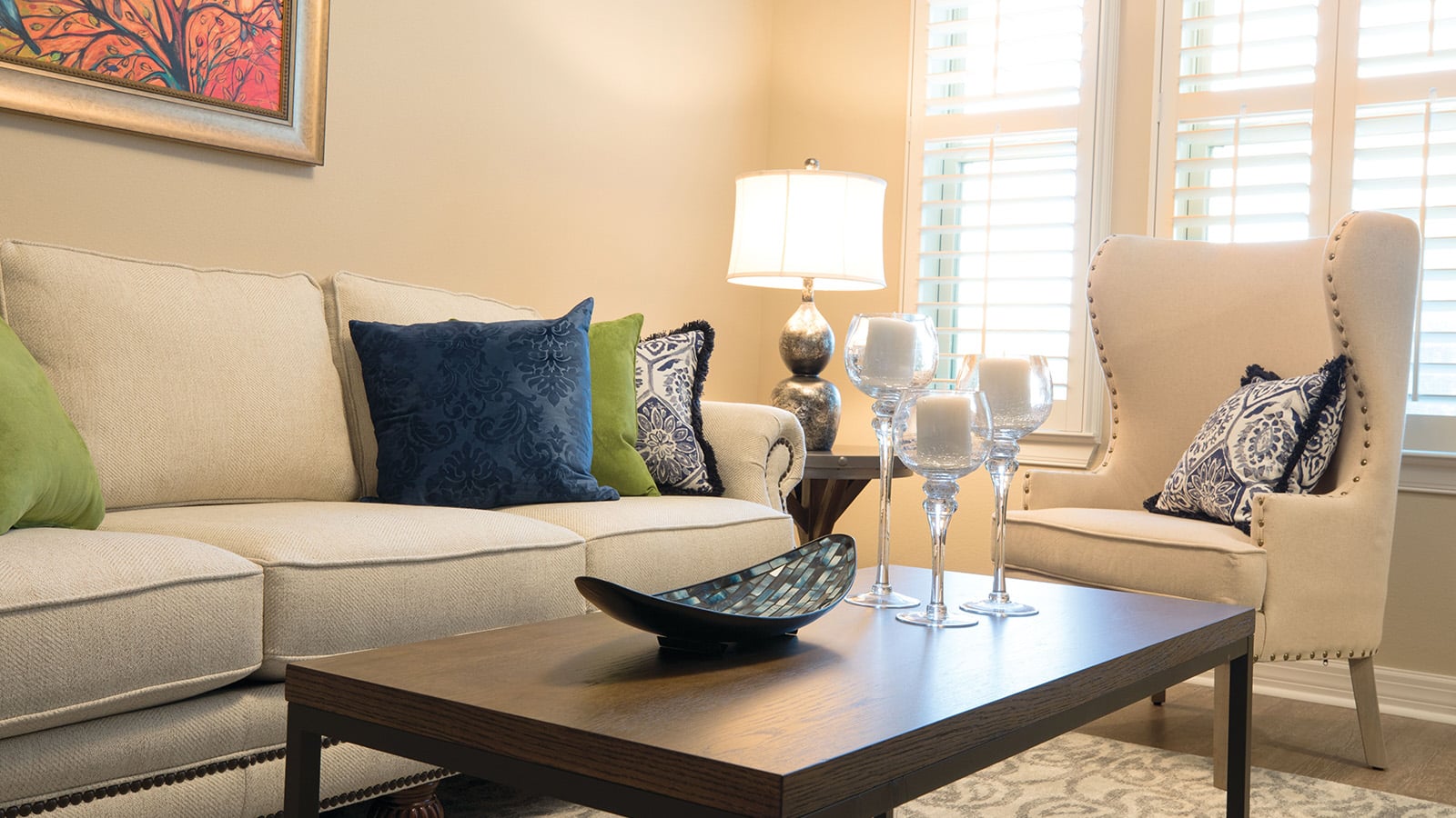 Eagle's Trace living room seating in a model apartment
