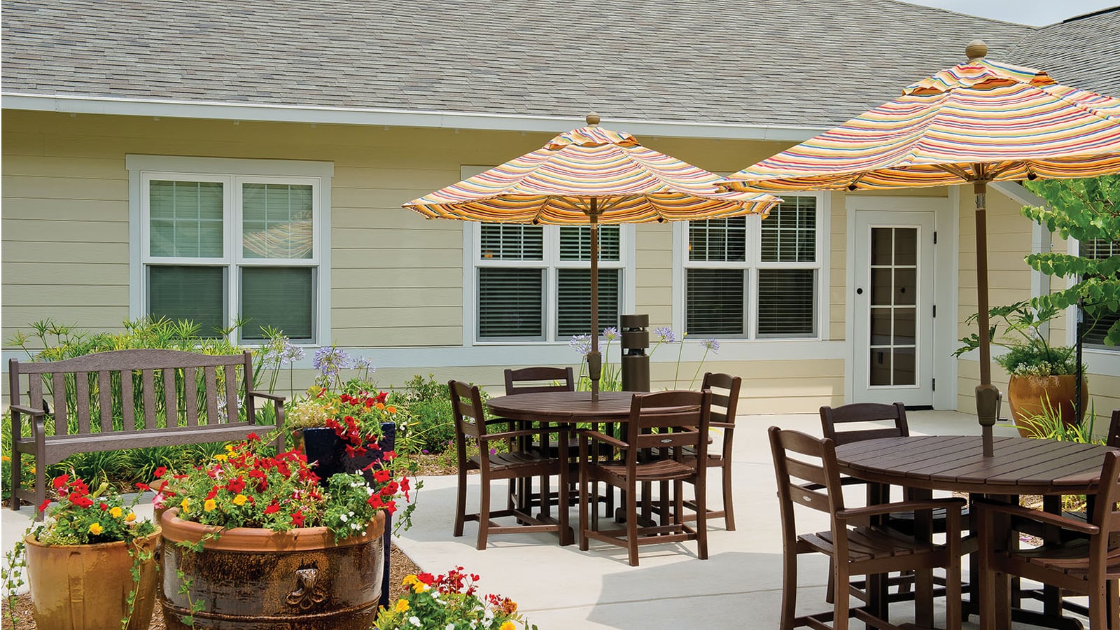 Eagle's Trace continuing care courtyard patio